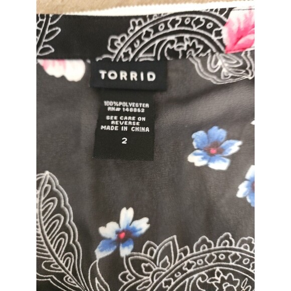 Torrid Top Hi Lo Button Front Roll Tab Sleeve Paisley And Floral Size 2 us 18-20 - Picture 10 of 10